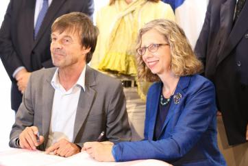 L'UICN et la France signant l'accord d'organisation du Congrès 2020 de lUICN