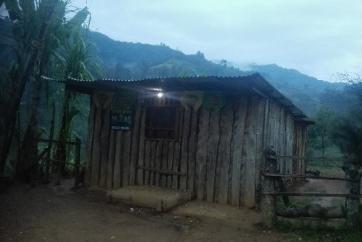  The Voice of Yongos organization helped support the livelihoods of 450 households in Kundiawa village, PNG through the provision of off-grid 7W solar photovoltaic kits through the EESLI Small Grants project. Community members received lights for the first time in their homes through this project.