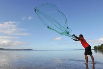Pêcheur à l'épervier (île Ouen, Nouvelle-Calédonie)